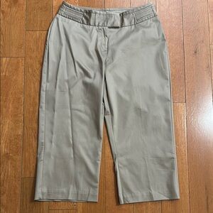 Worthington womens curvy fit dress capri pants khaki size 8.
